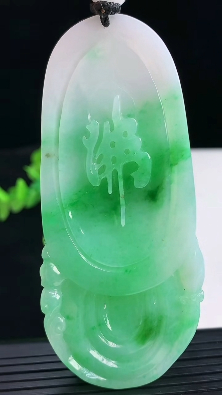 天然A货翡翠御龙千手观音吊坠尺寸88-39.8-15.5重量:84.87g
4月12日