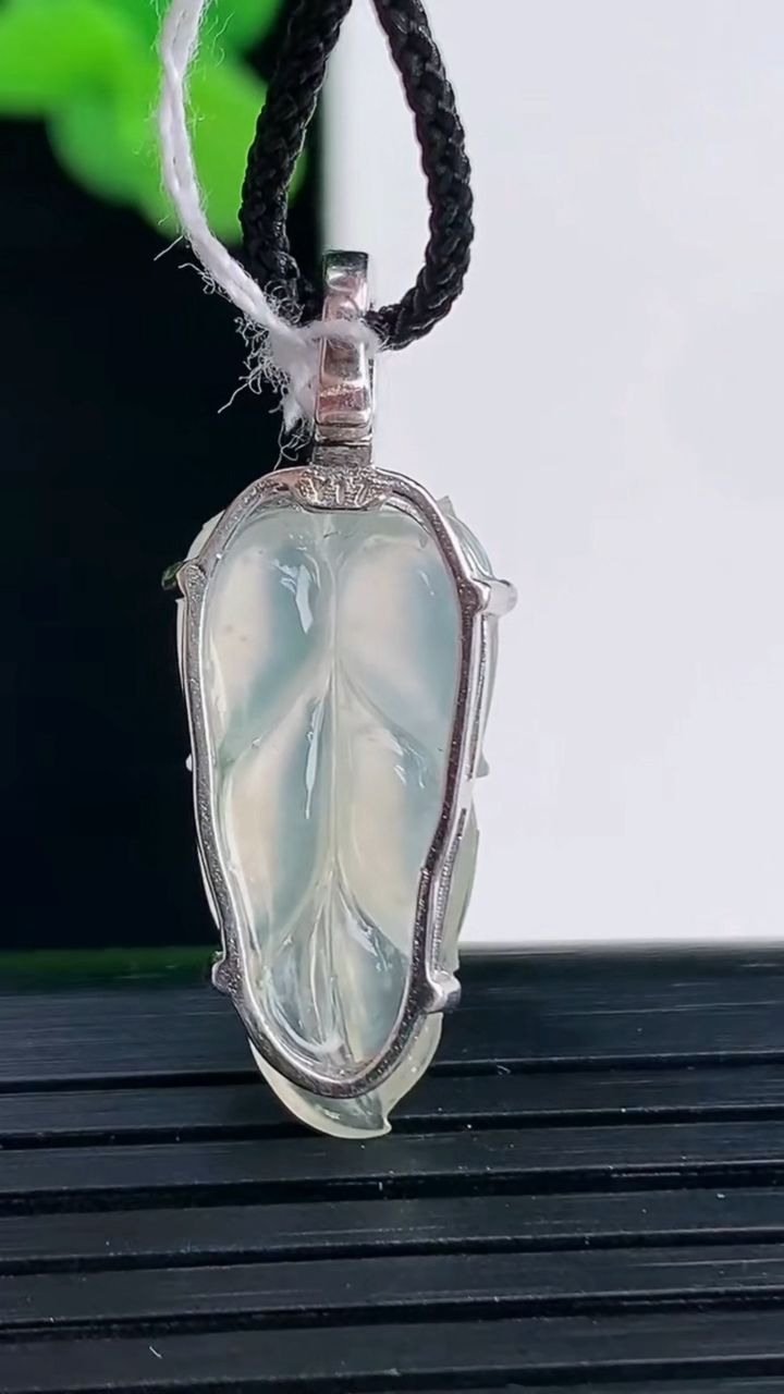 天然A货翡翠白冰金枝玉叶 叶子吊坠尺寸30.5-10.8-5.3重量:2.42g
4月12日