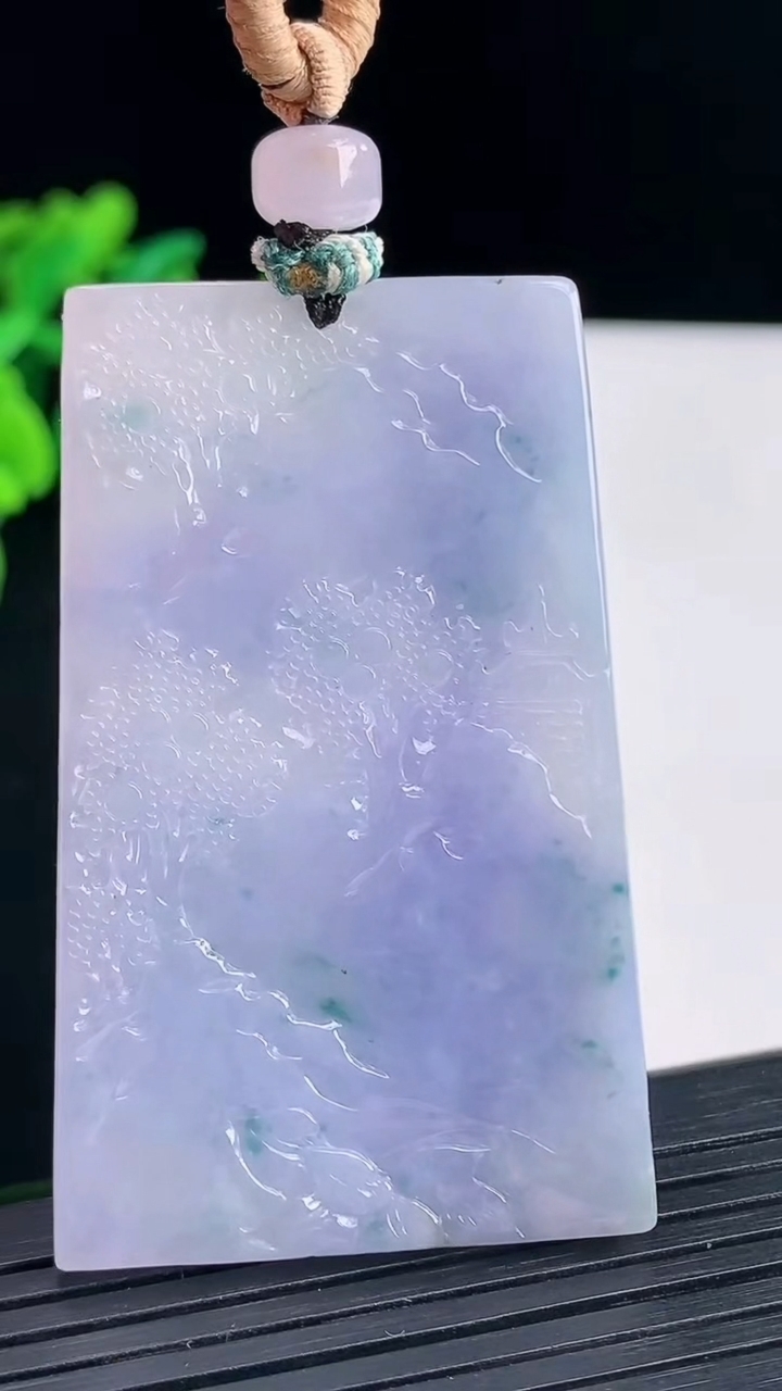 天然A货翡翠紫罗兰飘花山水牌吊坠，尺寸55.6-34-5重量:31.25g
4月13日