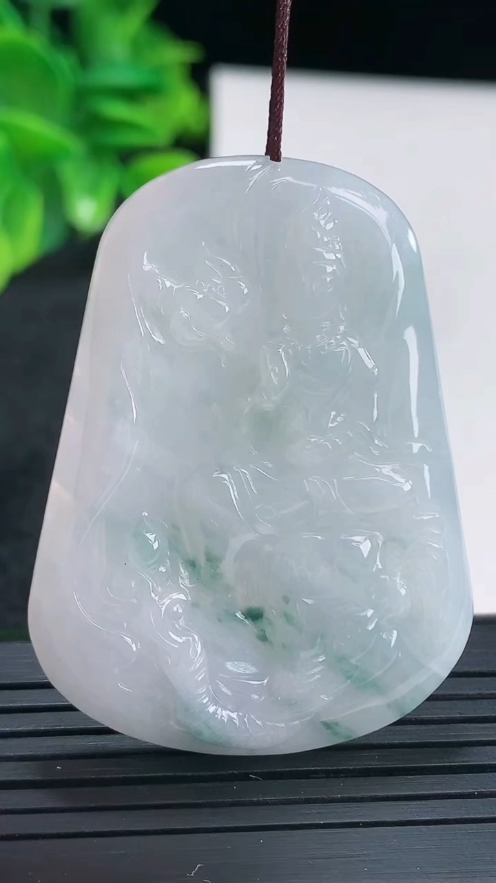 天然A货翡翠飘花普贤菩萨吊坠尺寸48.5-36.3-5.4重量:19.91g
4月13日