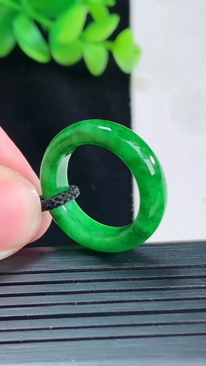天然A货翡翠素面玉指环 戒指，尺寸16.8-6-4重量:3.98g2026年4月13日
工厂直销收藏