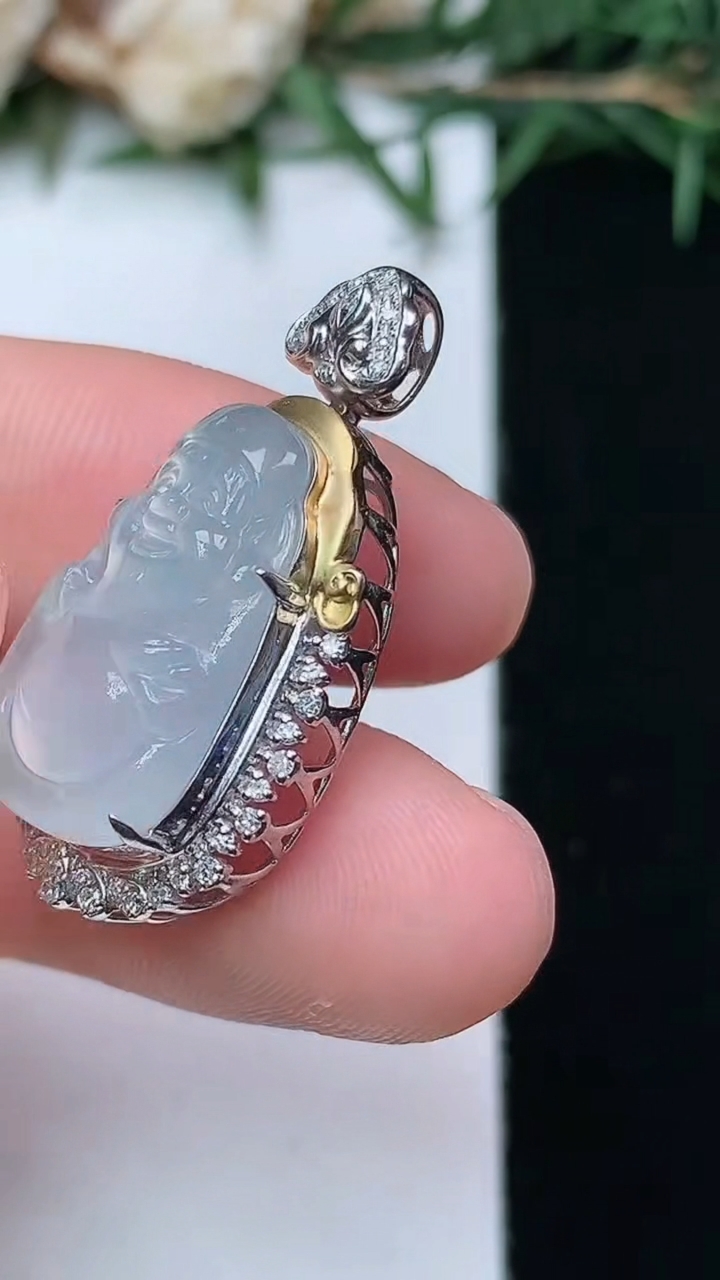 天然A货翡翠白冰财神爷吊坠，尺寸28.2-15-9.6，裸石18-12，重量:3.71g
4月13日