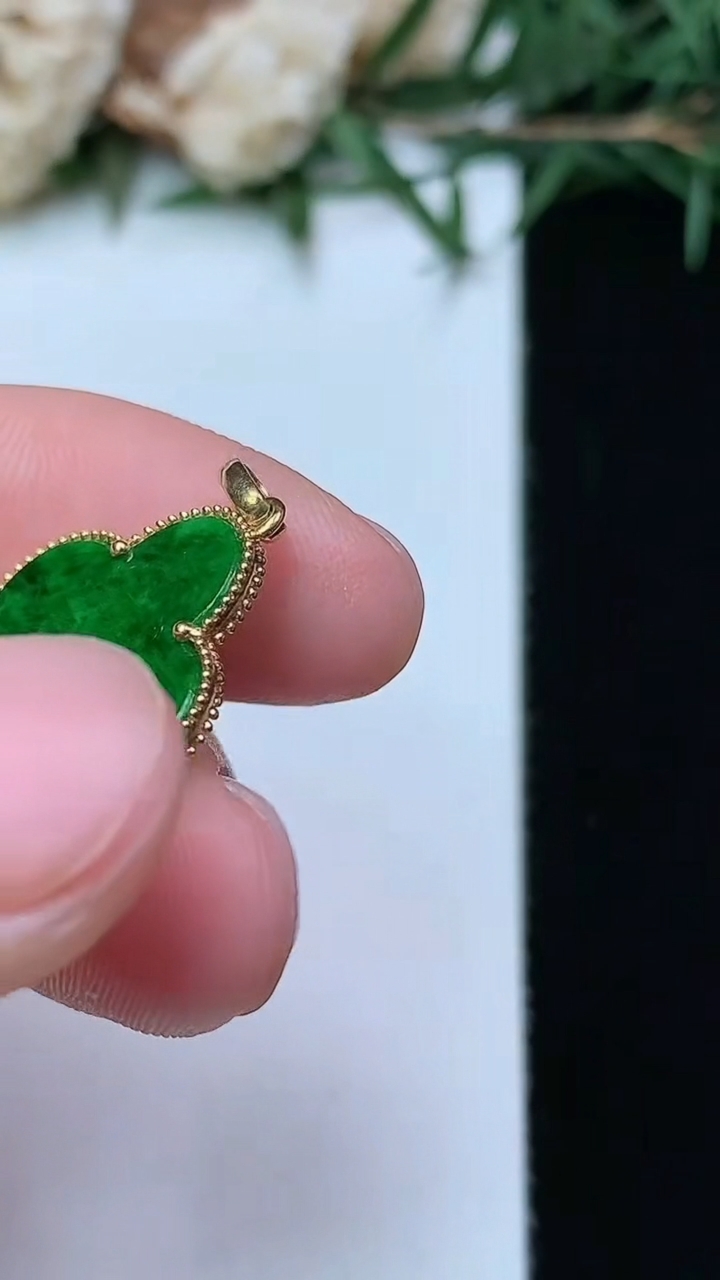 天然A货翡翠四叶草吊坠，尺寸16.8-1.4，重量:1.02g
4月13日
