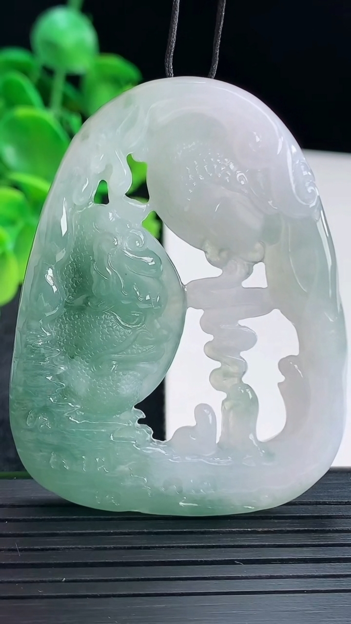 天然A货翡翠一念之间吊坠尺寸59.6-45.9-6.8重量:32.57g
4月13日