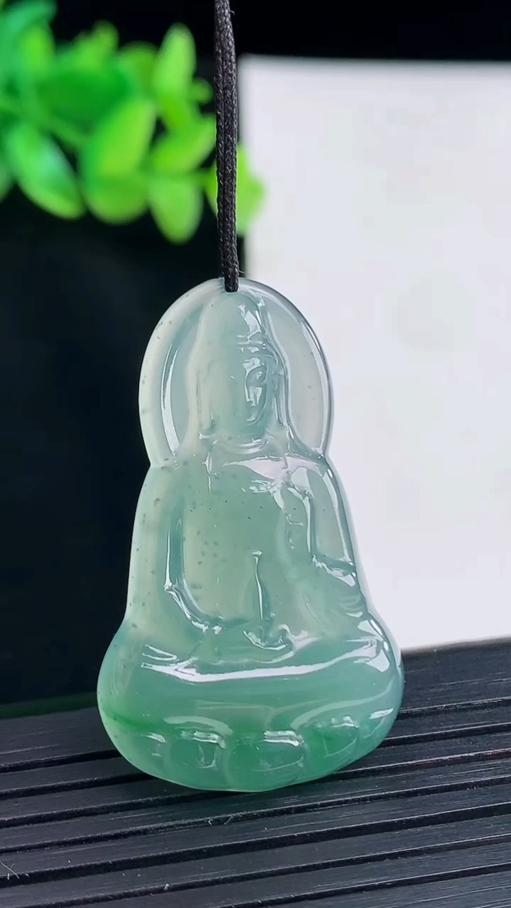 天然A货翡翠冰种蓝水素衣观音吊坠，尺寸39.5-24-4.5重量:7.52g
4月13日