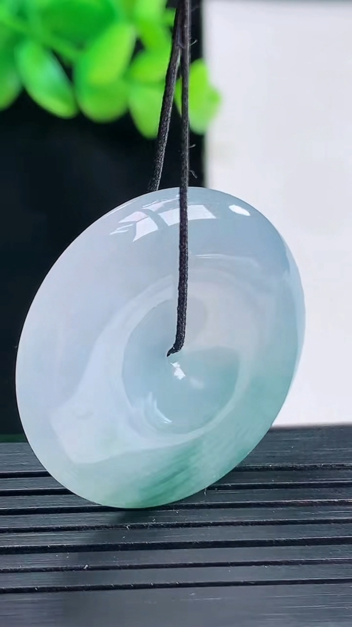 天然A货翡翠飘花平安扣吊坠，尺寸33-5.5重量:12.69g
4月13日