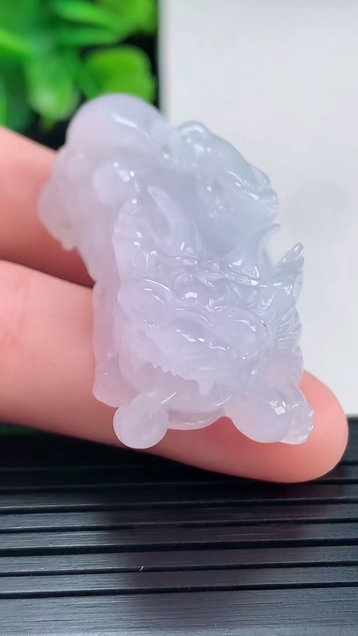 天然A货翡翠紫罗兰貔貅吊坠尺寸42.3-21.1-14.6重量:25.13g
4月13日