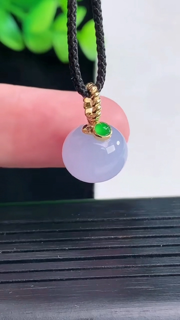 天然A货翡翠18k金紫罗兰圆珠吊坠，尺寸12-9重量:3.20g
4月13日