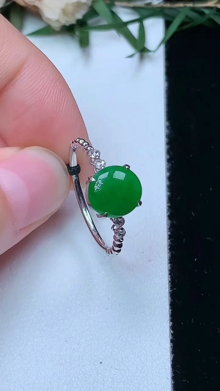 天然A货翡翠蛋面戒指，尺寸16.9-8-7.5，重量:2.01g2026年4月13日
工厂直销收藏佳