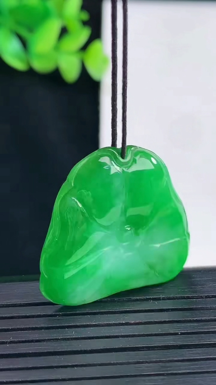 天然A货翡翠和和美美 荷花吊坠，尺寸29.6-29-5.6重量:8.37g
4月13日