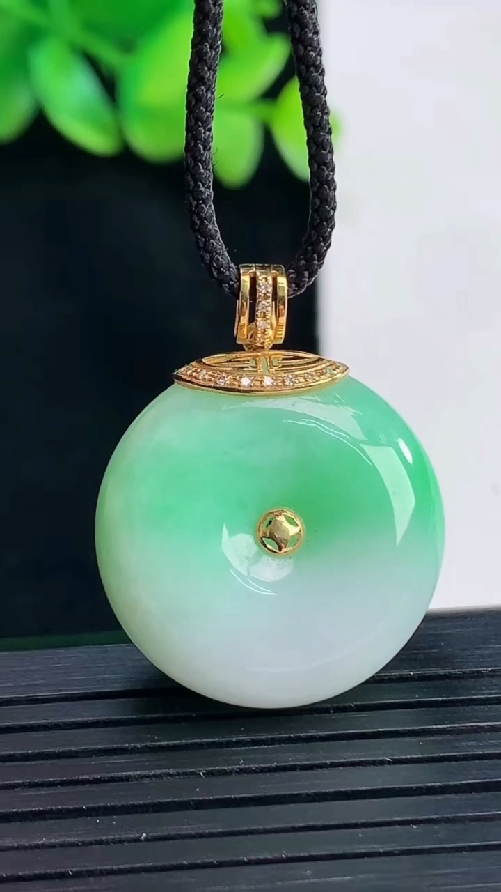 天然A货翡翠平安扣吊坠，尺寸24-10重量:13.52g
4月13日