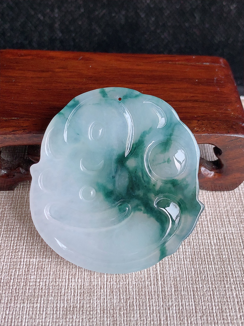 天然A货翡翠飘花普贤菩萨吊坠 
尺寸50-48-6mm 重量26.16g 0411