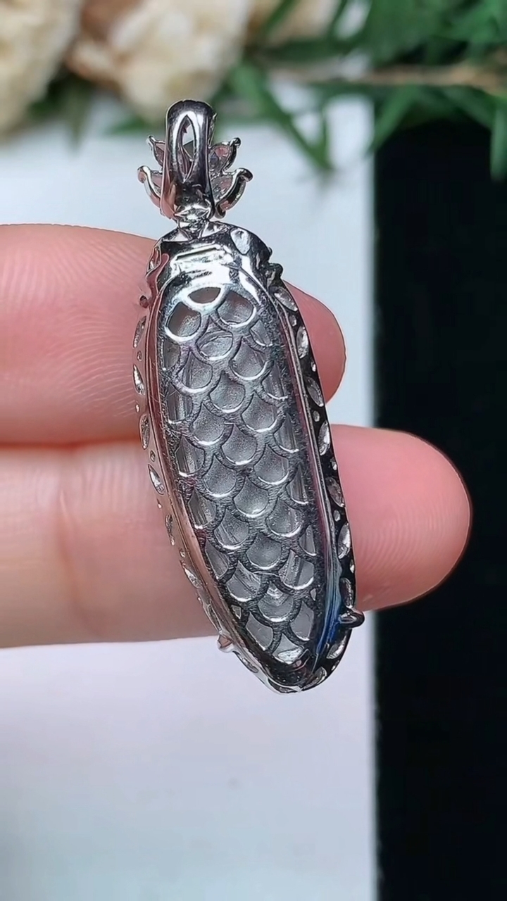 天然A货翡翠福瓜吊坠，尺寸26.6-10.5-7.7，重量:5.72g
4月13日