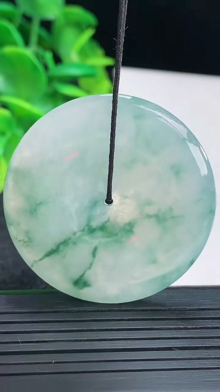 天然A货翡翠飘花平安扣吊坠尺寸42-5.6重量:21.41g
4月13日