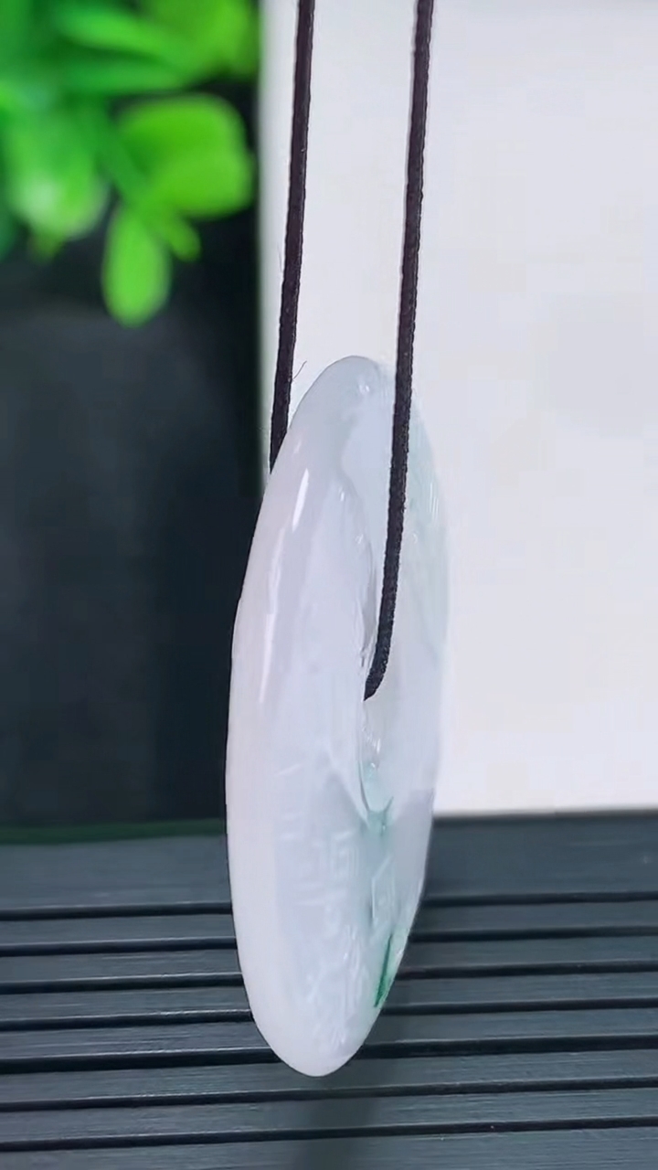 天然A货翡翠飘花复古平安扣吊坠尺寸34.2-4.1重量:10.77g
4月13日