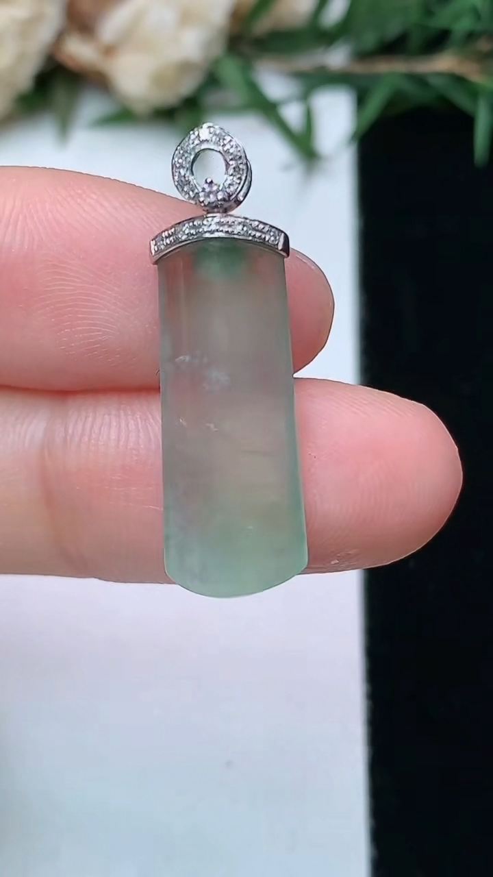 天然A货翡翠平安柱吊坠，尺寸21.4-8.4-4.3，重量:1.99g
4月13日