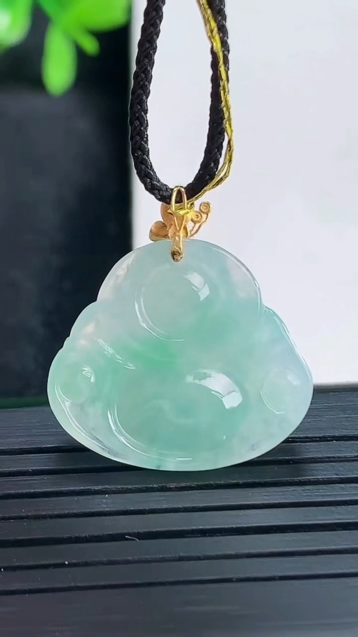 天然A货翡翠佛公吊坠尺寸24.5-22.7-5.4重量:4.00g
4月13日