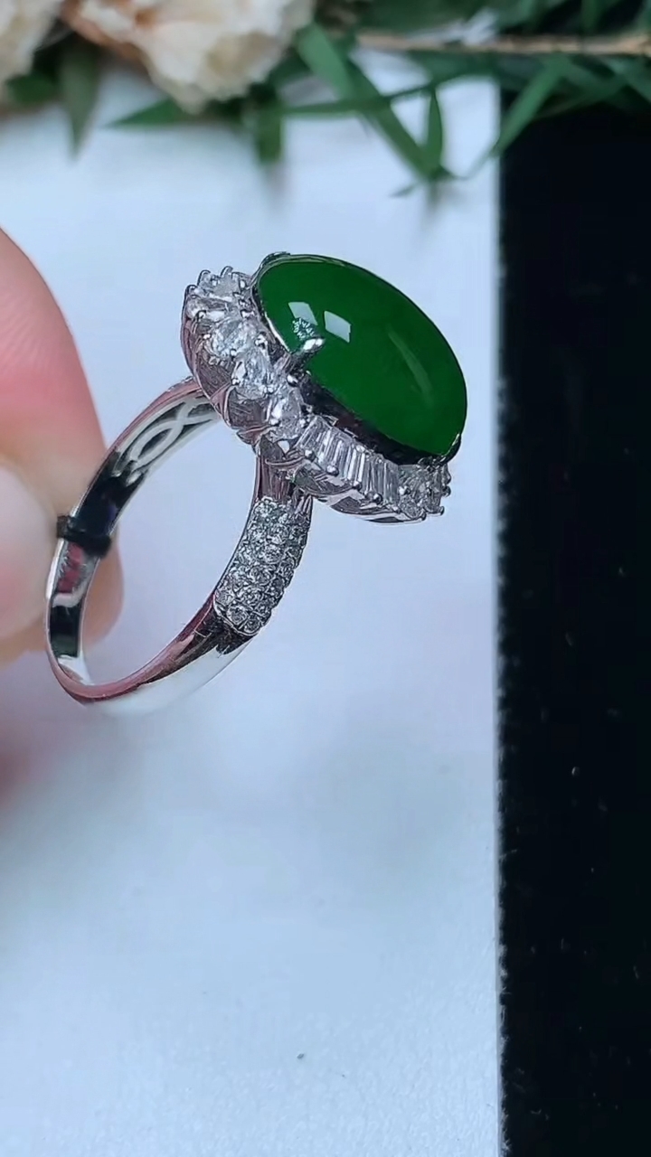 天然A货翡翠蛋面戒指，尺寸16.7-13.4-11.3，重量:4.46g2026年4月13日
工厂直销收藏佳品,种好水足，色泽均匀，有种有色，上手高大气！