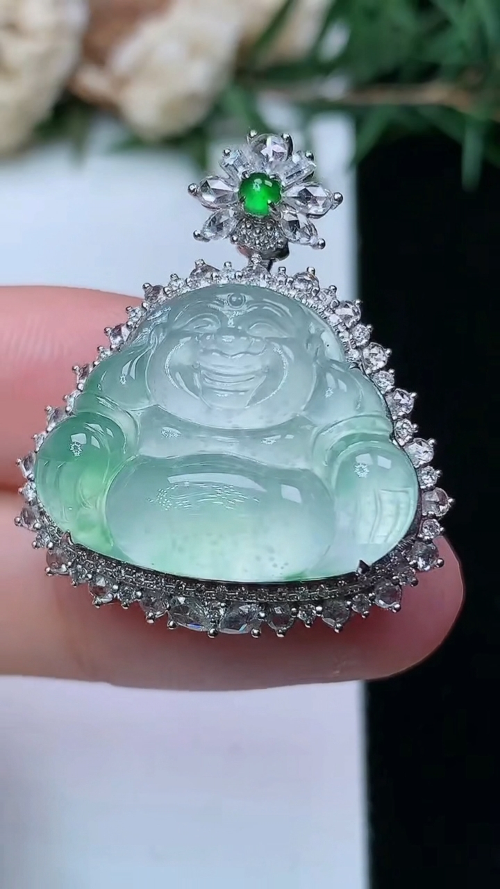 天然A货翡翠佛公吊坠，尺寸30.5-25.8-12.2，裸石16.8-21.4，重量:7.78g
4月13日