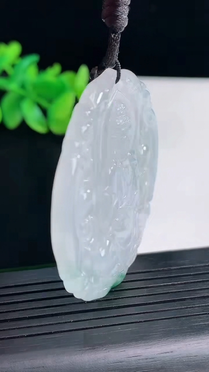 天然A货翡翠飘花阿弥陀佛吊坠，尺寸53-5重量:24.09g
4月13日