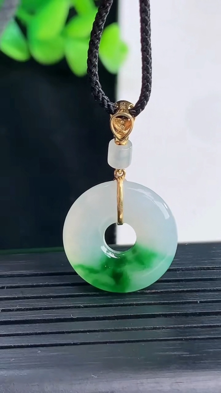 天然A货翡翠子母平安环吊坠，尺寸18-3.8重量:2.81g
4月13日