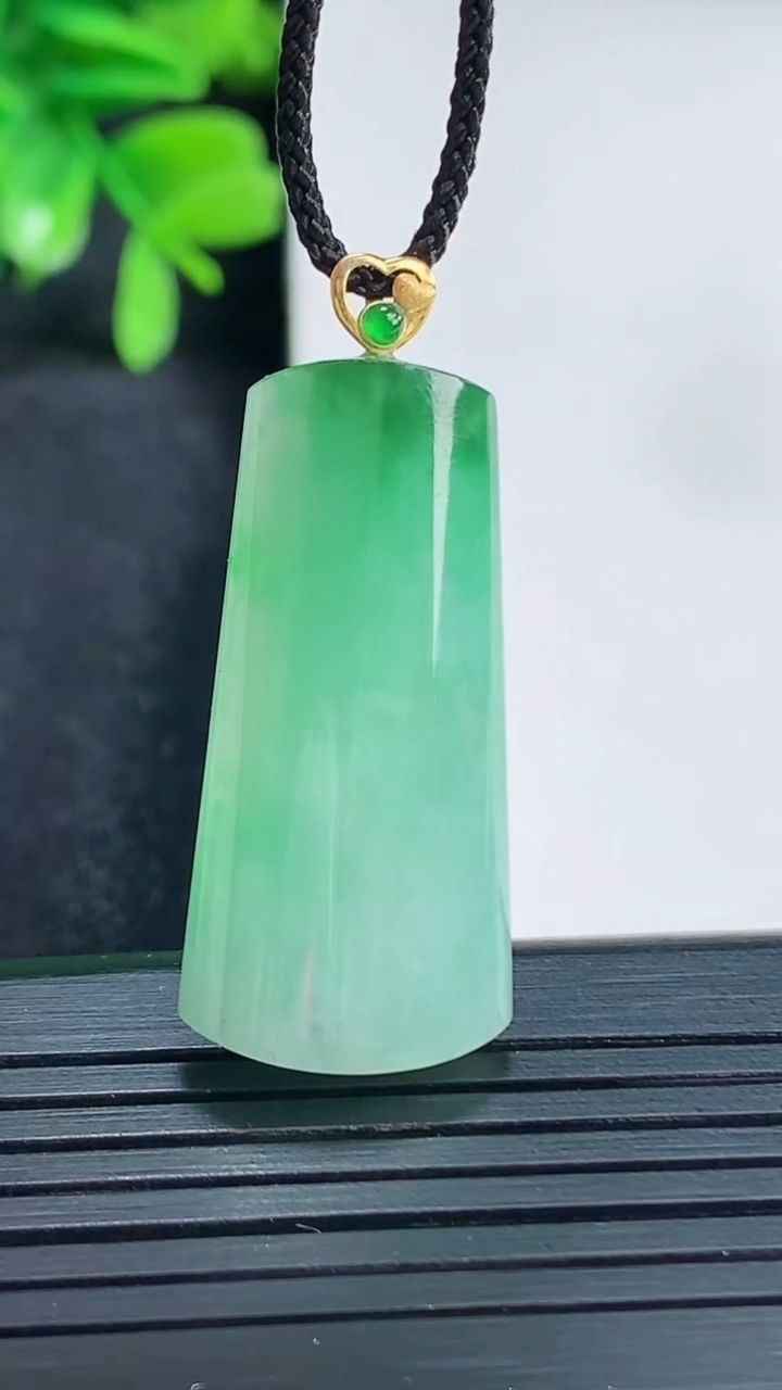 天然A货翡翠无事牌吊坠尺寸367-15.3-5.4重量:5.83g
4月13日