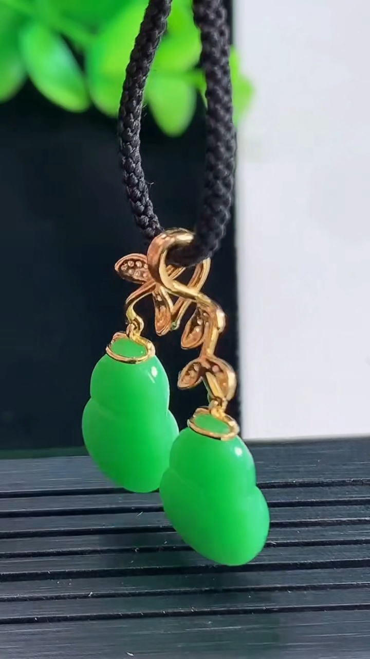 天然A货翡翠葫芦吊坠，尺寸13-10-5.6重量:3.59g
4月13日