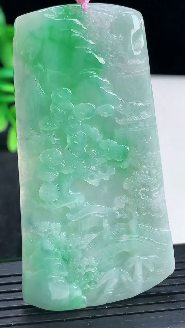 天然A货翡翠山水牌吊坠尺寸69.7-38-4.9重量:28.86g
4月13日