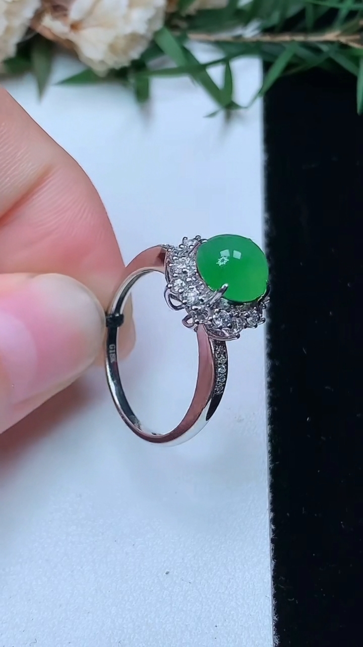 天然A货翡翠蛋面戒指，尺寸17-7.5-7，重量:2.96g2026年4月13日
工厂直销收藏佳品,种好水足，色泽均匀，有种有色，上手高大气！