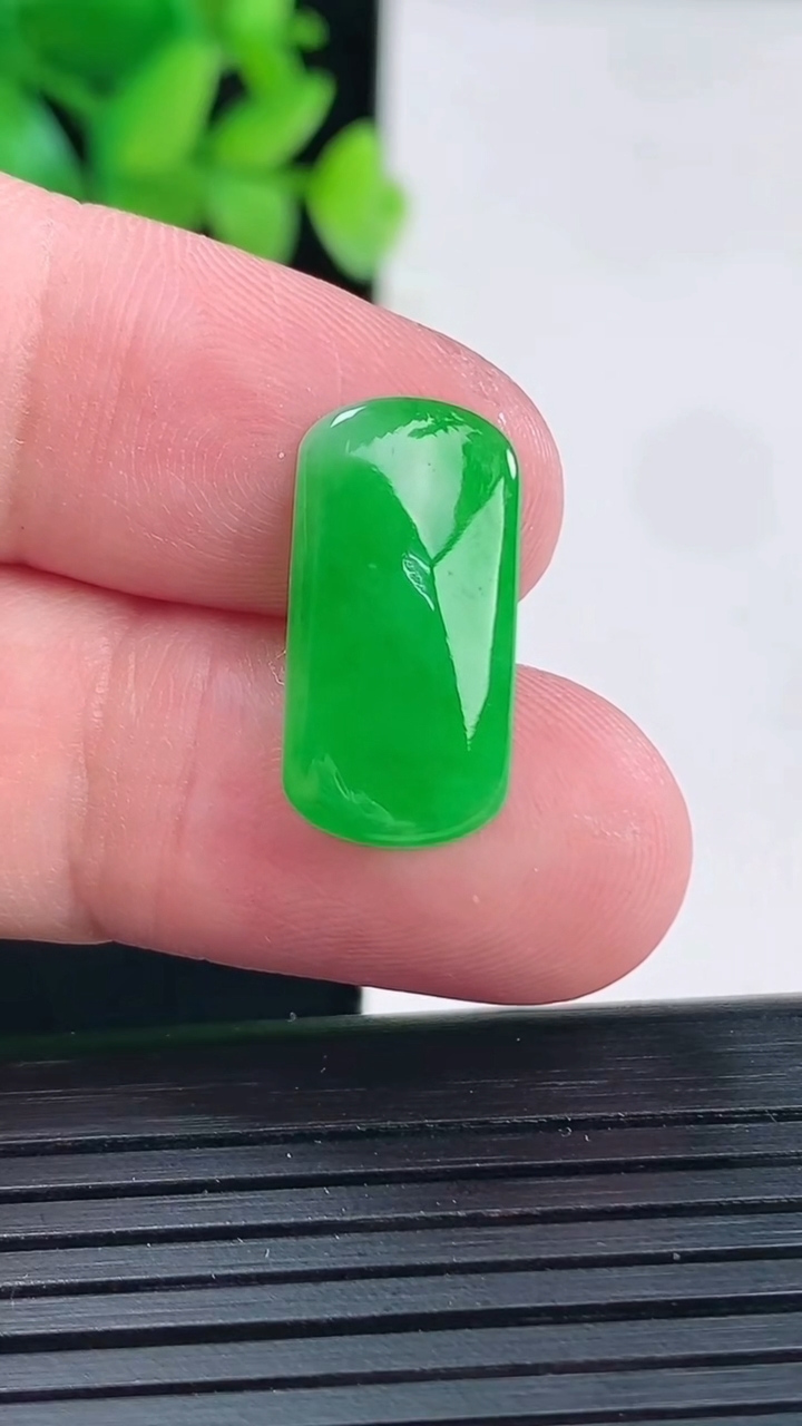 天然A货翡翠马鞍镶嵌件，尺寸20-10-3.2重量:1.37g
4月13日