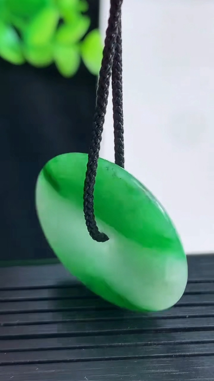 天然A货翡翠平安扣吊坠，尺寸29.6-6重量:10.57g
4月13日