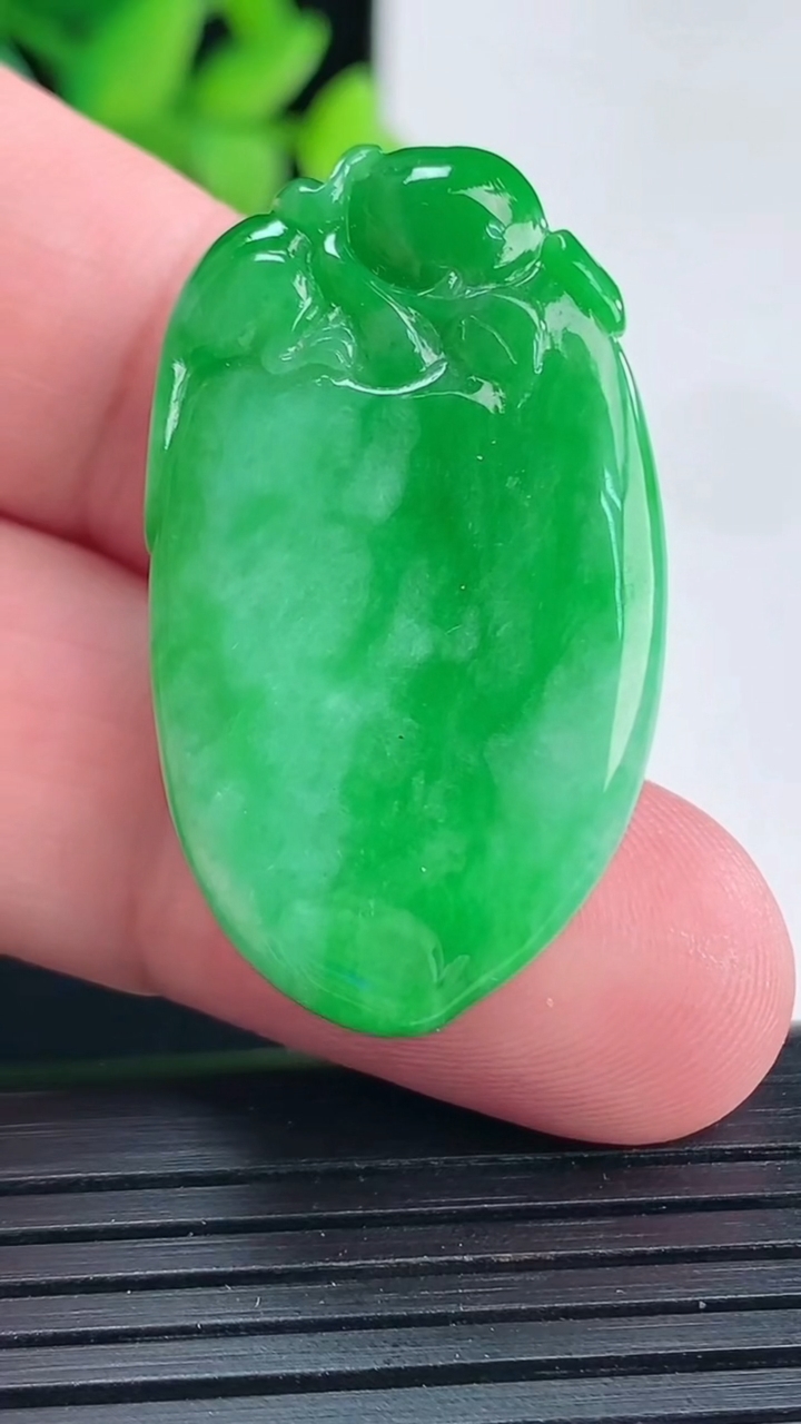 天然A货翡翠寿桃吊坠，尺寸36.5-21-9重量:13.59g
4月13日
