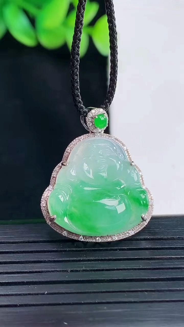 天然A货翡翠佛公吊坠，尺寸25.6-21.6-8，裸石19-19重量:4.25g
4月13日