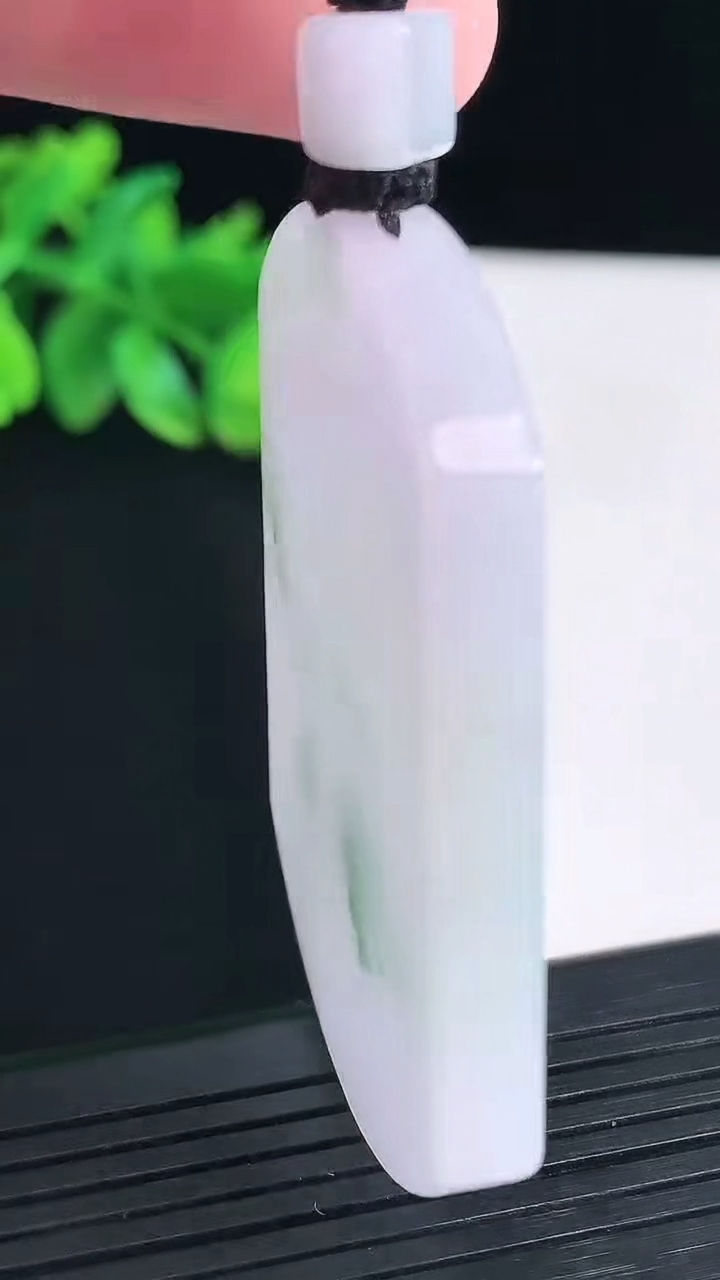 天然A货翡翠彩带彩无事牌吊坠，尺寸53.5-41-5.5重量:40.27g
4月13日