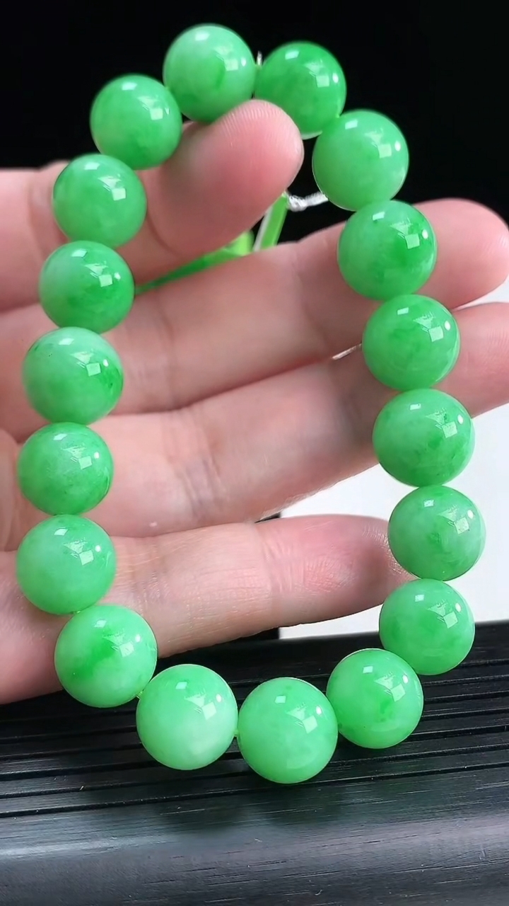 天然A货翡翠圆珠手串，尺寸12-18颗重量:44.74g4月13日
工厂直销收藏佳品,种好水足，色泽均匀，有种有色，上手高大气！