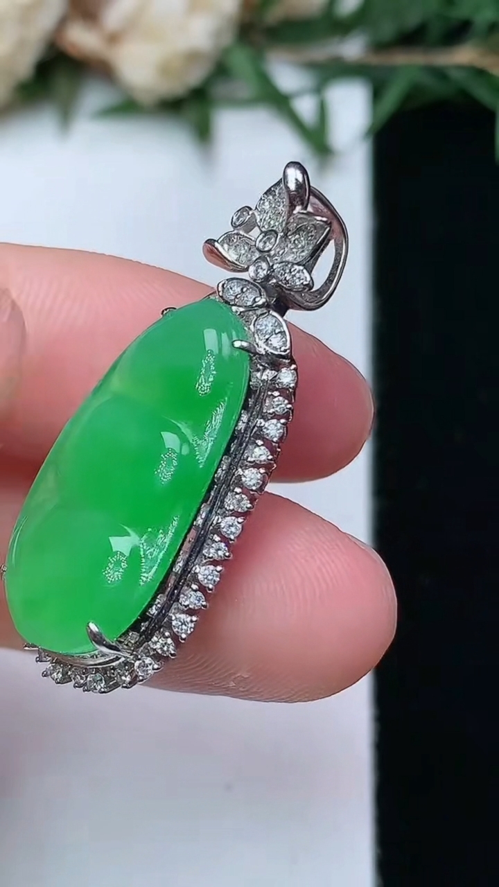 天然A货翡翠福豆吊坠，尺寸32.6-14-8.3，裸石21.7-11.5
4月13日，重量:4.42g