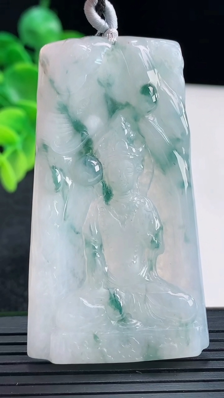 天然A货翡翠飘花普贤菩萨吊坠尺寸64-35.6-4.5重量:24.29g
4月13日