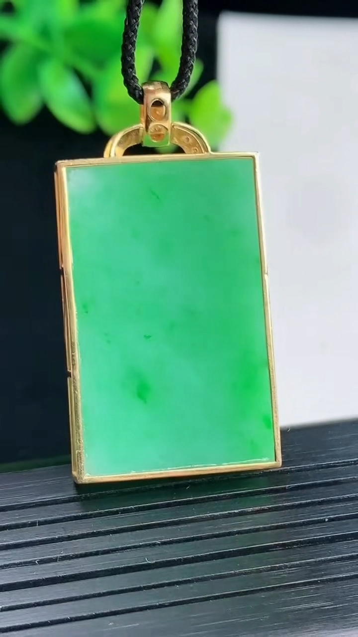 天然A货翡翠无事牌吊坠，尺寸43-22.-5.8，裸石34-22重量:15.11g
4月13日