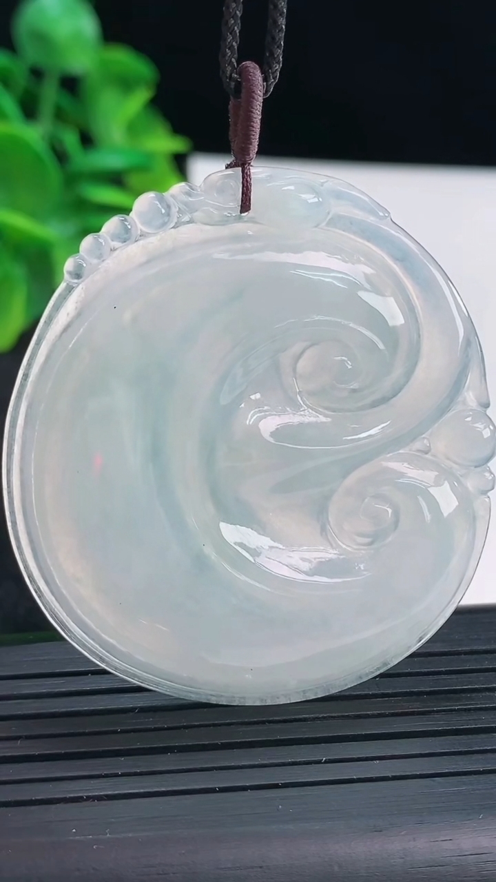 天然A货翡翠如意吊坠尺寸52.9-48.4-4.1重量:21.16g
4月13日