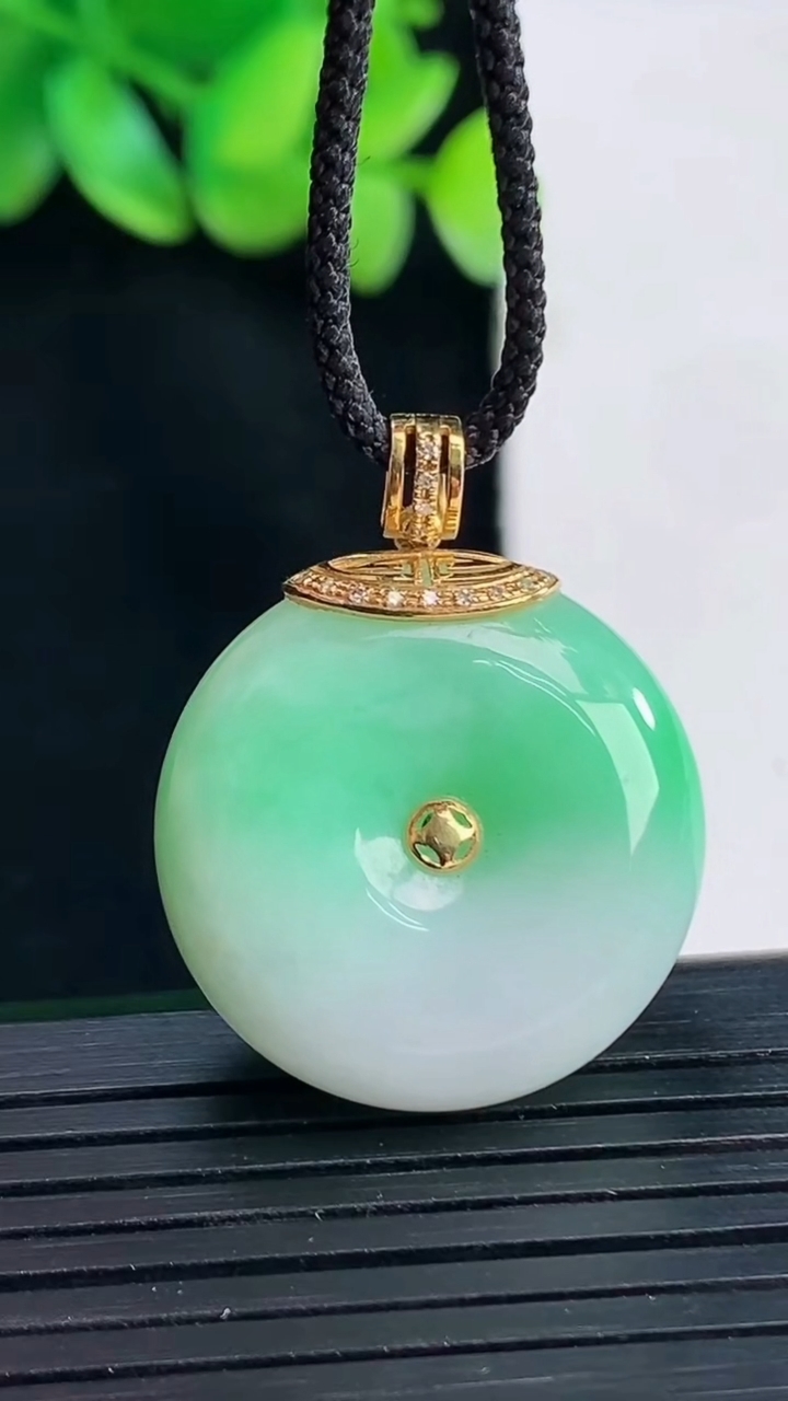 天然A货翡翠平安扣吊坠，尺寸24-10重量:13.52g
4月13日