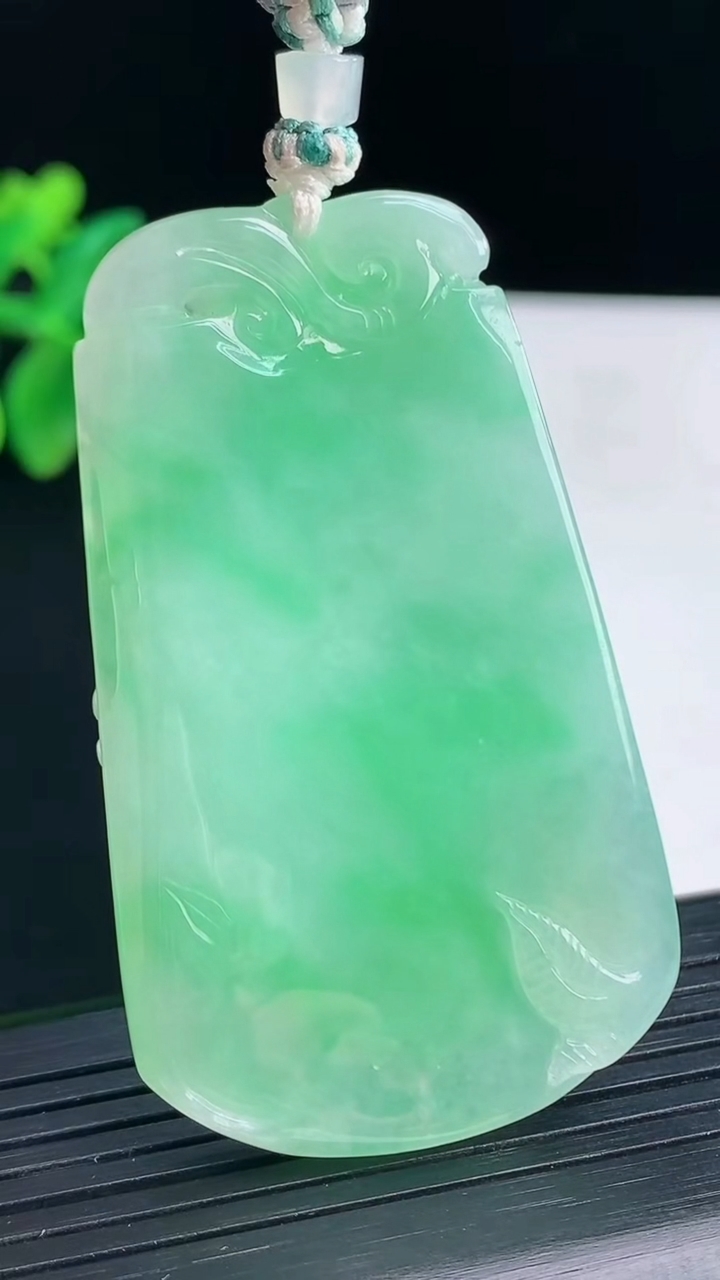 天然A货翡翠梅花鹿吊坠，尺寸59-34.5-7.5重量:35.37g
4月13日