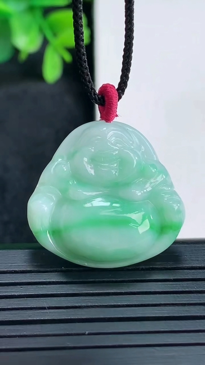 天然A货翡翠佛公吊坠尺寸25.5-26.7-6.1重量:6.83g
4月13日