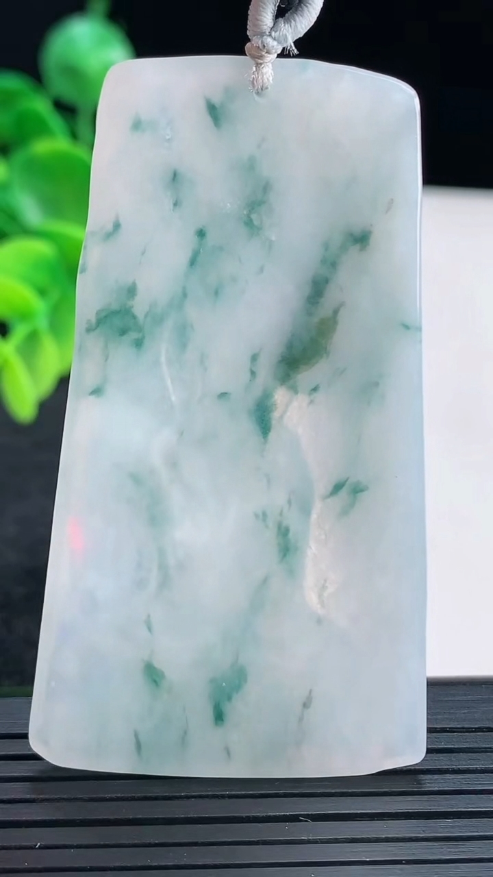 天然A货翡翠飘花普贤菩萨吊坠尺寸64-35.6-4.5重量:24.29g
4月13日