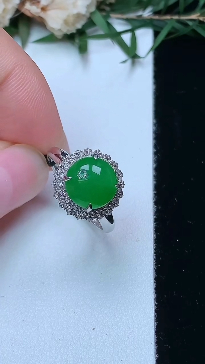 天然A货翡翠蛋面戒指，尺寸17-8.6，重量:2.97g2026年4月13日
工厂直销收藏佳品,种好水足，色泽均匀，有种有色，上手高大气！
