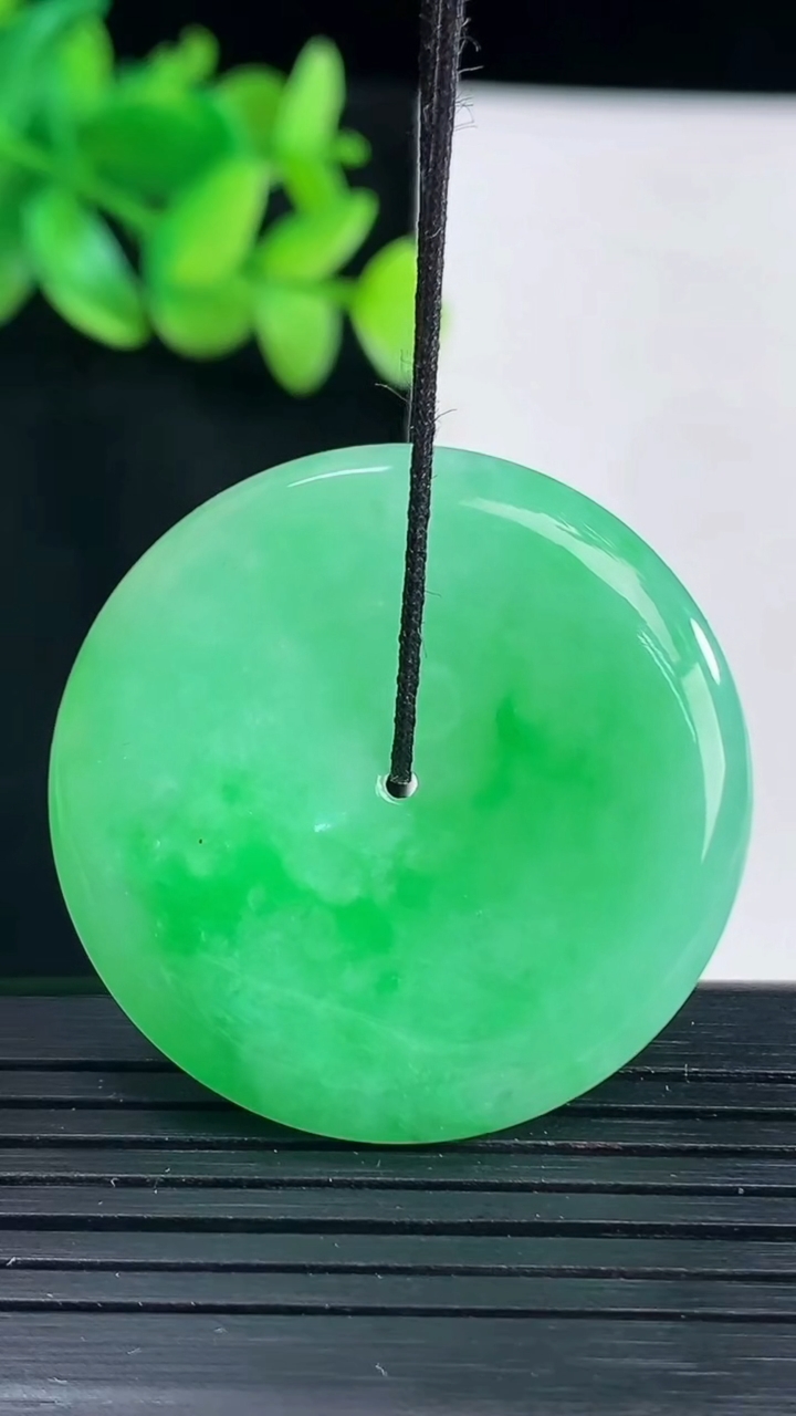 天然A货翡翠平安扣吊坠，尺寸35.6-5.2重量:14.97g
4月13日