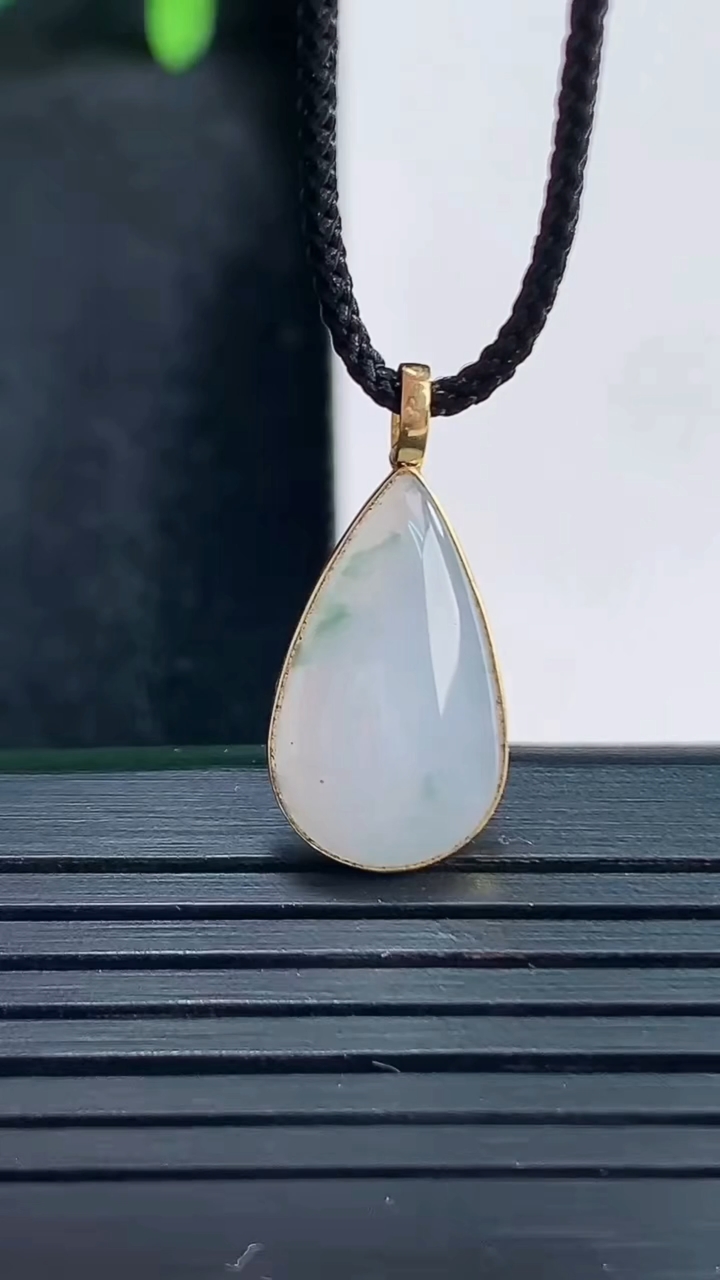 天然A货翡翠18K金紫罗兰飘花水滴吊坠尺寸21.3-9.9-3.4重量:1.17g
4月13日