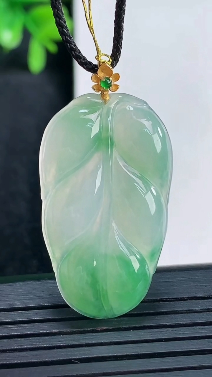 天然A货翡翠金枝玉叶 叶子吊坠尺寸39.6-20.7-3.8重量:5.49g
4月13日