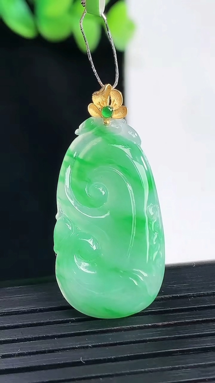 天然A货翡翠如意吊坠，尺寸29-16.5-4重量:3.45g
4月13日