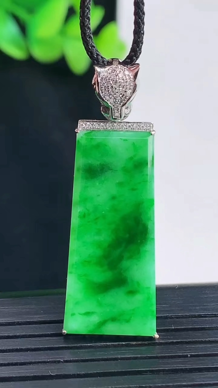 天然A货翡翠无事牌吊坠，尺寸41-13-4，裸石30-13.5重量:4.66g
4月13日