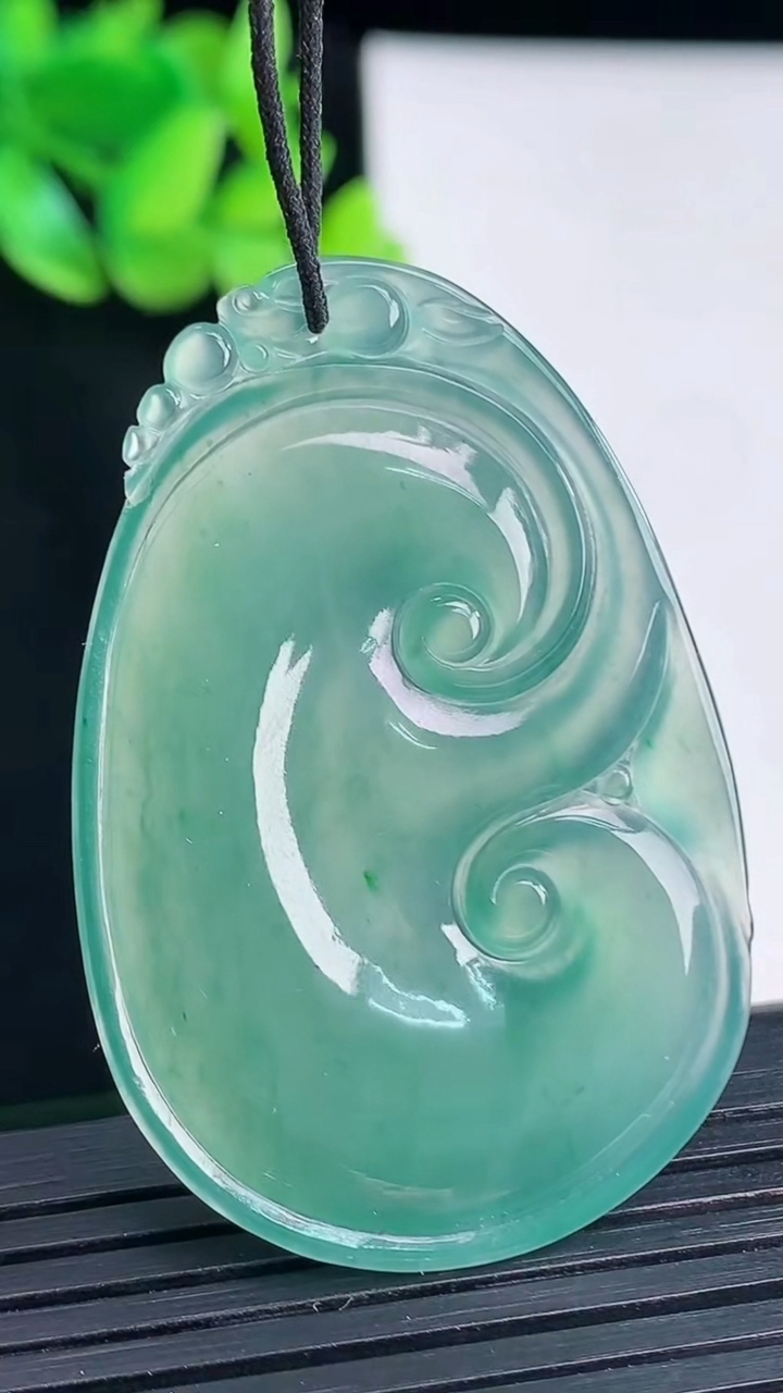 天然A货翡翠如意吊坠，尺寸46-30.5-4.5重量:12.42g
4月13日